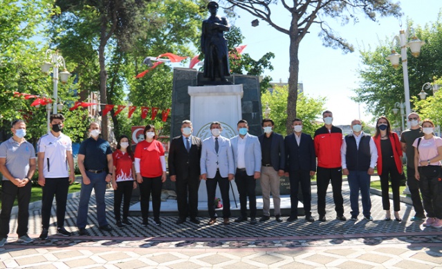 19 Mayıs Atatürk'ü Anma Gençlik ve Spor Bayramı programları çerçevesinde koronavirüs tedbirleri kapsamında sadece çelenk sunma töreni düzenlendi. Geçen yıl tören yine pandemiye denk gelmiş vatandaşın katılımına izin verilmemişti. Bu yıl hem protokol hem vatandaş törene birlikte katıldı.