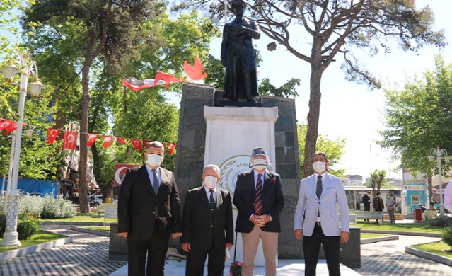 19 Mayıs Atatürk'ü Anma Gençlik ve Spor Bayramı programları çerçevesinde koronavirüs tedbirleri kapsamında sadece çelenk sunma töreni düzenlendi. Geçen yıl tören yine pandemiye denk gelmiş vatandaşın katılımına izin verilmemişti. Bu yıl hem protokol hem vatandaş törene birlikte katıldı.