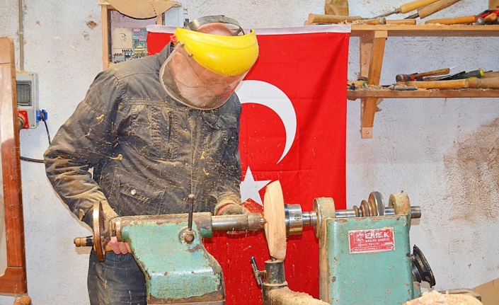Bursa İznik'te emekli öğretmen ahşaba hayat veriyor