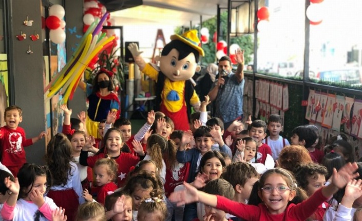 İzmir Bostanlı'da çocuklar Cumhuriyet Bayramını kutladı 