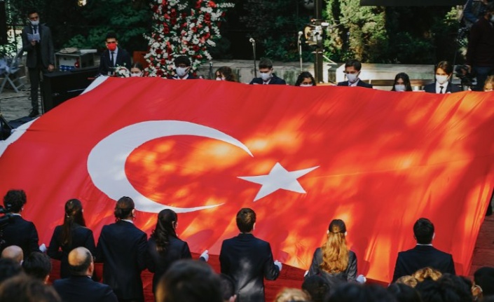 Anıtkabir'de dalgalanan Türk Bayrağı İzmir'de 