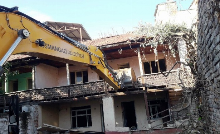 Bursa Osmangazi'de metruk binaların yıkımına devam ediliyor