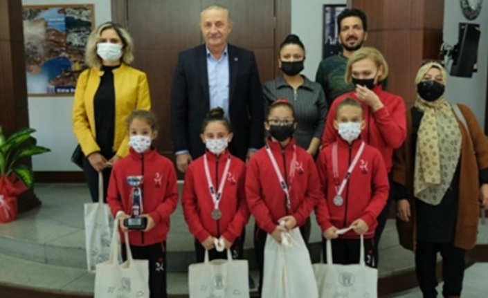 Didim Belediye Başkanı Atabay'dan, minik sporculara hediye 