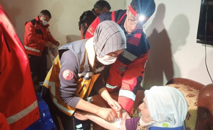 Erzurum'daki deprem sonrası 5 ambulans, 3 UMKE timi görev başında