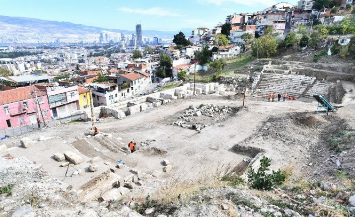 İzmir Antik Tiyatro kulisinde ilk antik tuvalet bulundu