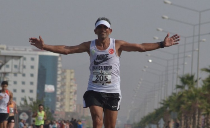 Manisalı atlet Ahmet Bayram, maratonda birinci oldu 
