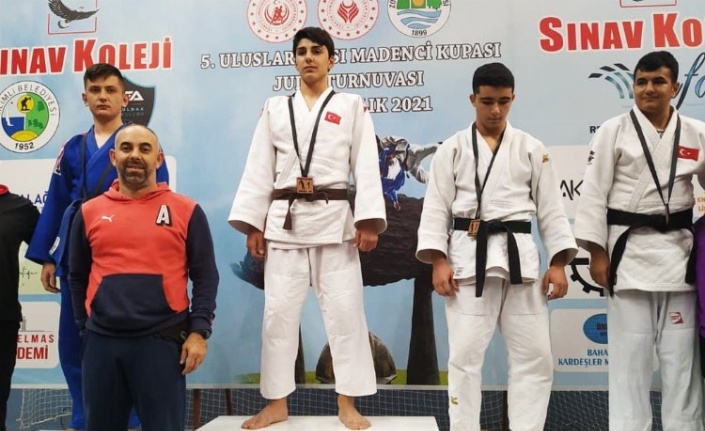 Sakaryalı sporcular judo turnuvasında başarı elde etti 