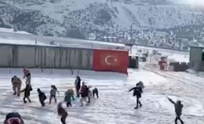 Bitlis'te Jandarma personeli çocuklarla kar topu oynadı