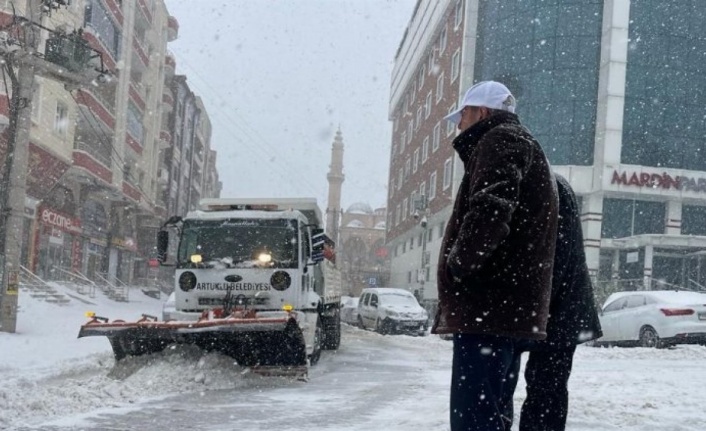 Mardin Artuklu Belediyesi karla mücadele ekipleri 7/24 görev başında 
