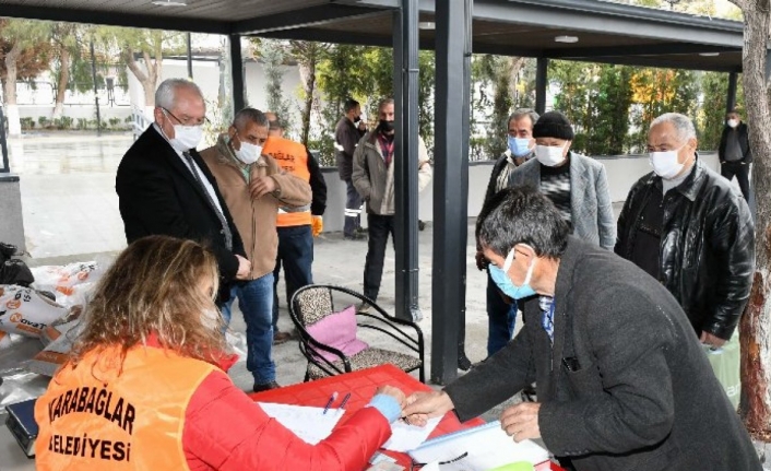 İzmir Karabağlar Belediyesi'nden üreticiye gübre desteği