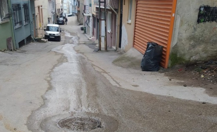 Bursa'nın o mahallesinde binadakiler uzlaşamadı, pislikler sokağa aktı