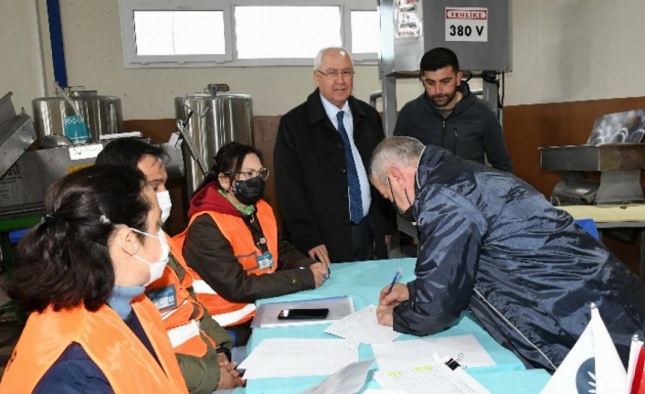 İzmir Karabağlar Belediyesi'nin üreticiye gübre desteği devam ediyor