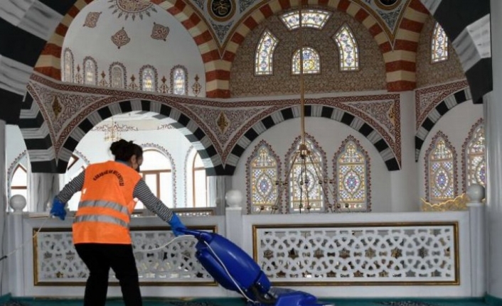 İzmir Karabağlar Belediyesi’nden camilere Ramazan temizliği