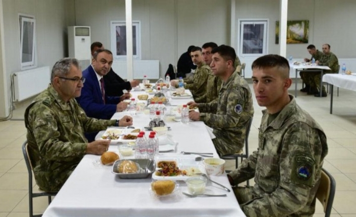 Kilis Valisi Soytürk sınırda iftar yaptı 
