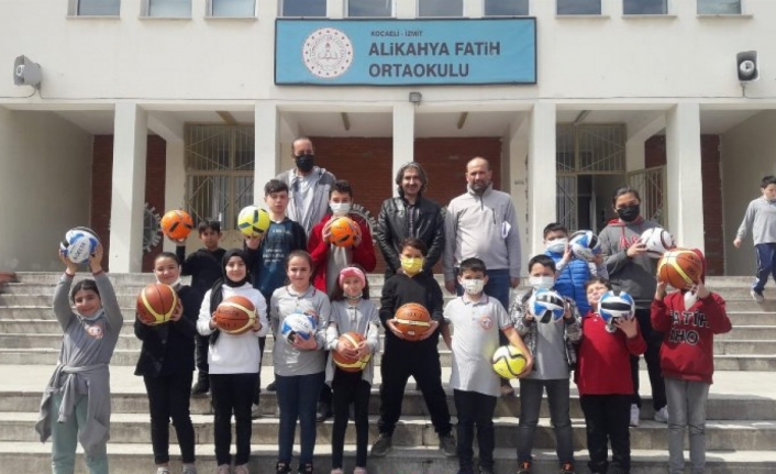 Kocaeli İzmit Belediyesi'nden okullara spor malzeme desteği