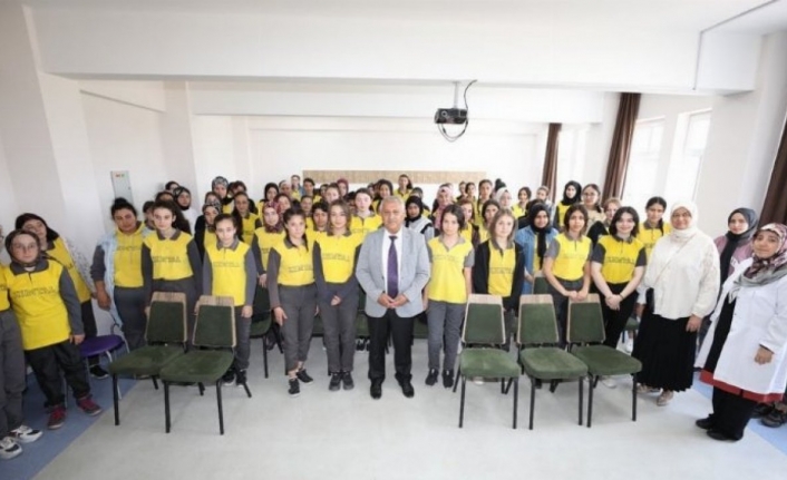 Başkan Zeybek lise öğrencileri ile söyleşi yaptı