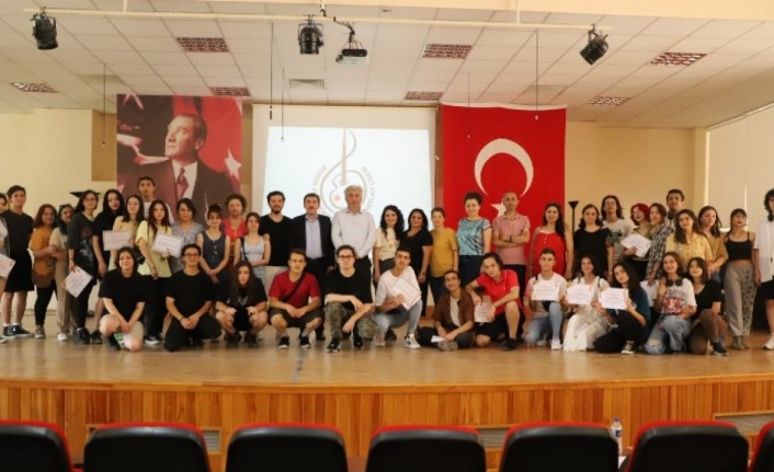 Bursa Zeki Müren Güzel Sanatlar Lisesi ‘desen’ yarışmasına damga vurdu