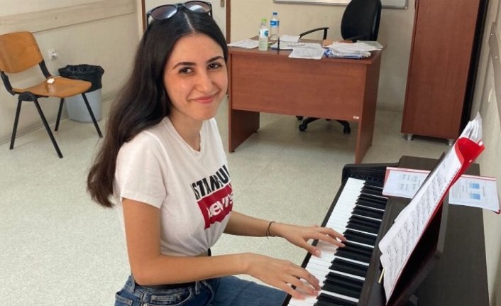 Genç Dilara, piyano çalma hayaline İZMEK'le kavuştu