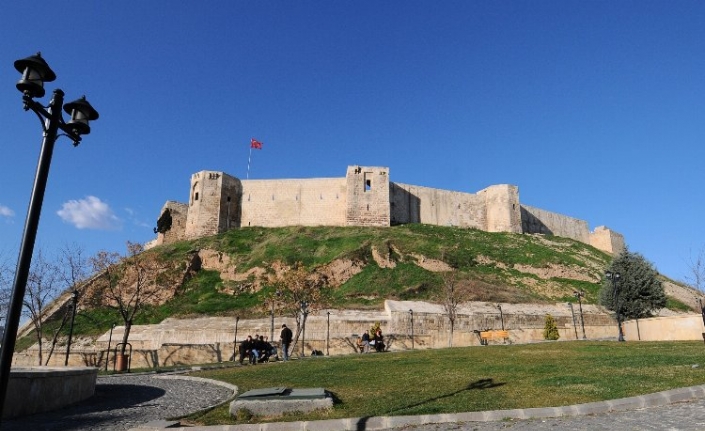 Hasar gören tarihi Gaziantep Kalesi'nde restorasyon başlıyor