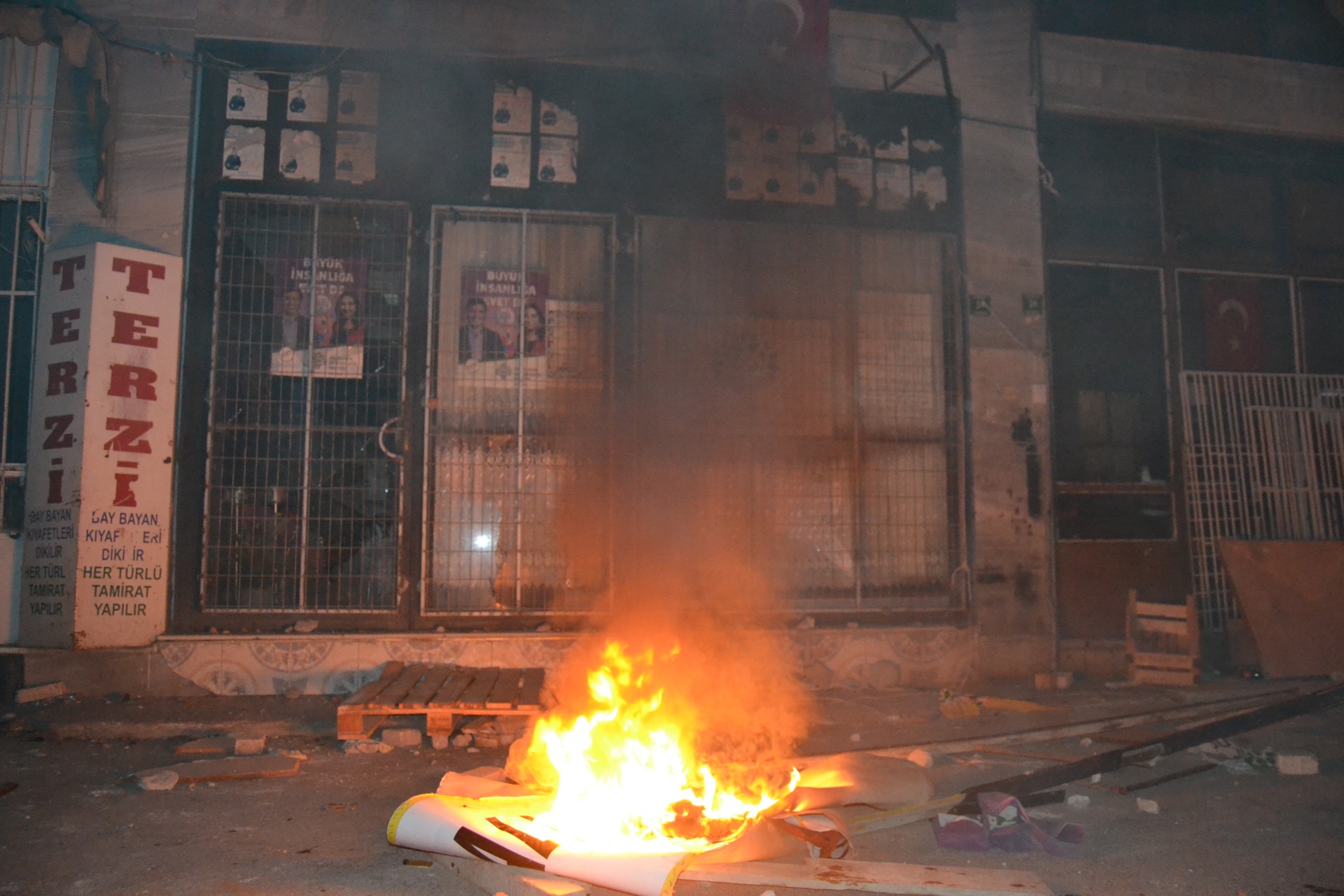 Gemlik HDP Binası Yakılıp Yıkıldı