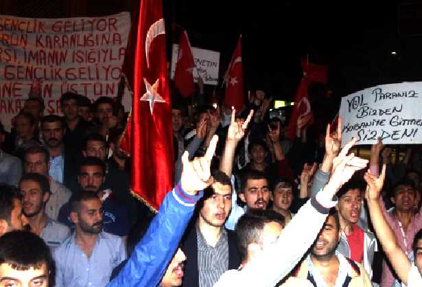 Bursa'da Ülkücüler Pkk ve Öcalan Bayrağını Ateşe Verdi