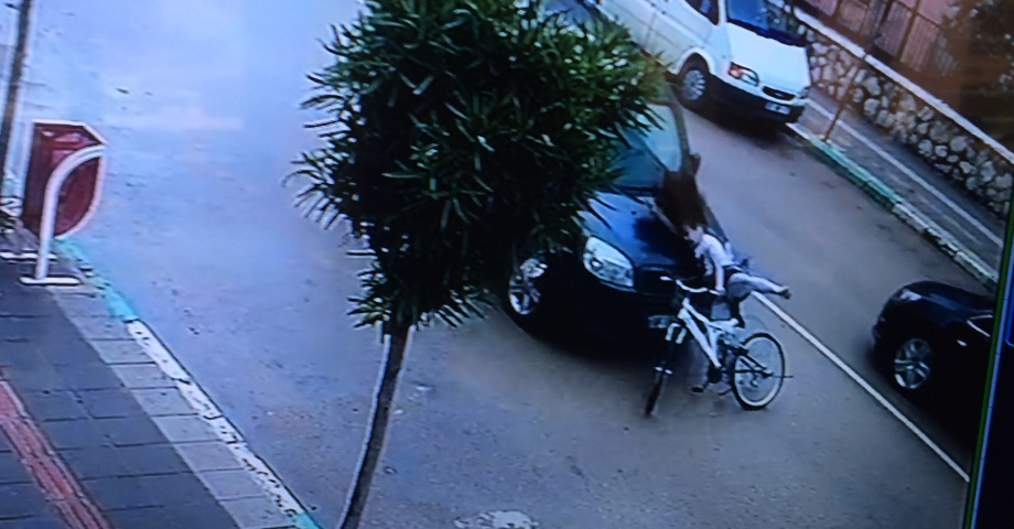 Gemlik'te Bisikletli Kıza Araba Çarptı