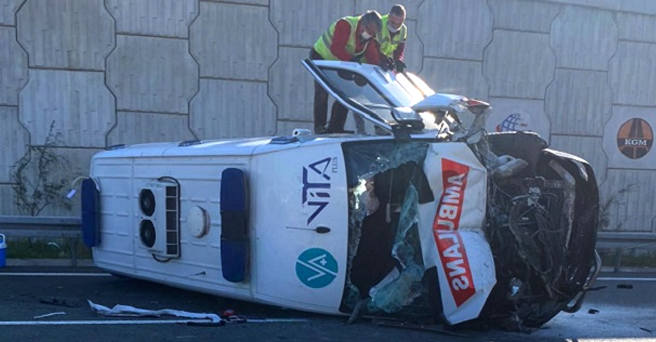 Ambulans 6 Metre Yükseklikten Düştü