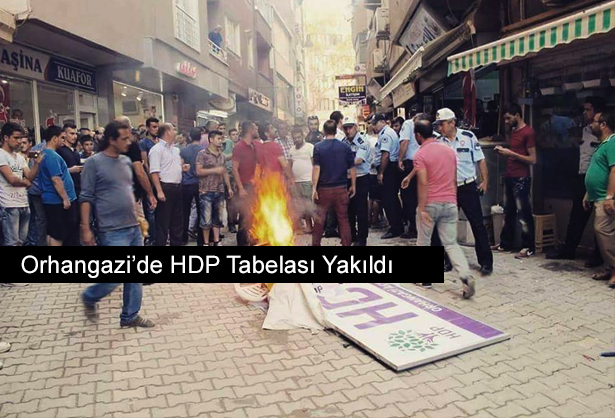 Orhangazi'de HDP Tabelası Yakıldı