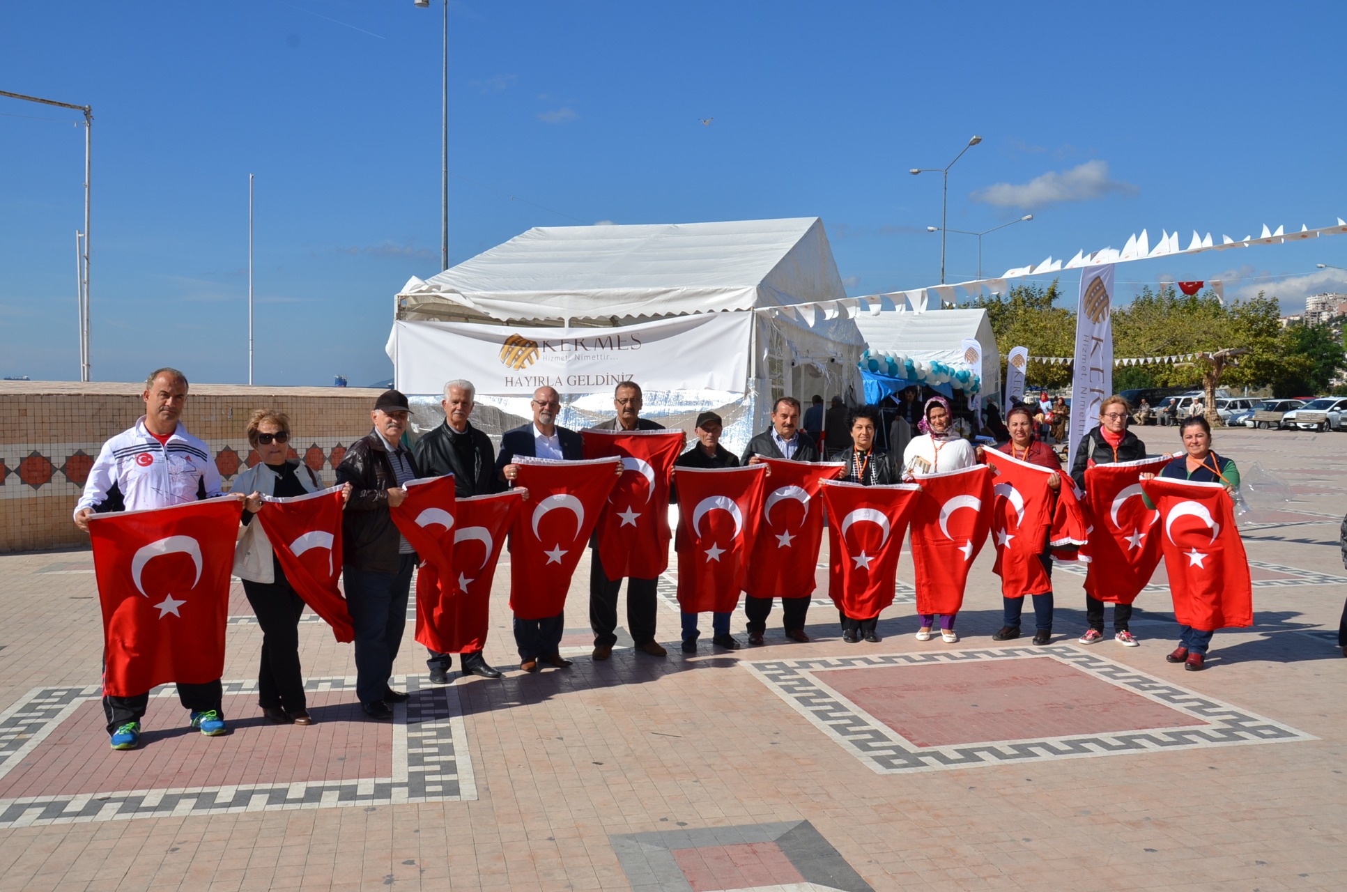 Kent Konseyi Türk Bayrağı Dağıttı