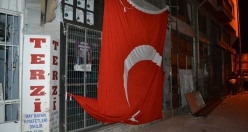 Gemlik HDP Binasına Bu Akşam da Bayrak Asıldı