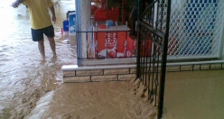 Gemlik'te Yağış Sonrası Ev ve İşyerlerini Su Bastı