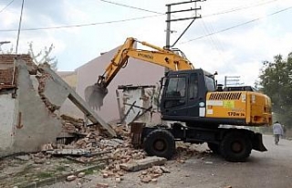 Akmeşe Cumhuriyet Mahallesi’ndeki metruk bina yıkıldı