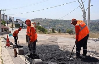 İzmit Belediyesi bozulan yolları onarıyor