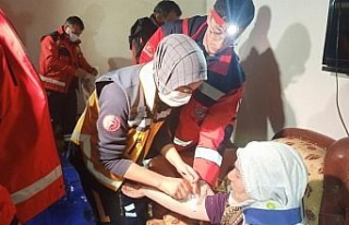 Erzurum'daki deprem sonrası 5 ambulans, 3 UMKE...