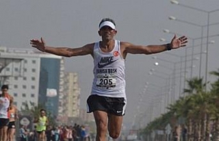 Manisalı atlet Ahmet Bayram, maratonda birinci oldu...
