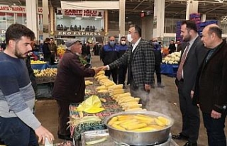 Nevşehir'de Başkan Mehmet Savran pazar esnafıyla...