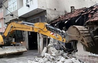 Bursa Osmangazi'de metruk bina temizliği 