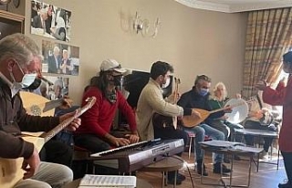 100 Yaş Evi üyeleri Yaşlılar Haftasında müzik...
