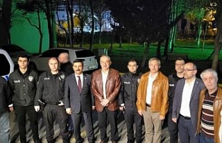 Bursa'da İYİ Partililer nöbetteki polisleri...