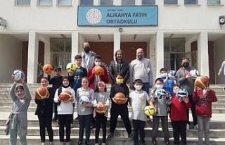 Kocaeli İzmit Belediyesi'nden okullara spor...