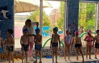 Bursa'da küçük yüzücüler hünerlerini sergiledi