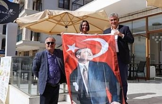 İzmir Güzelbahçe'de esnaflara bayrak dağıtıldı
