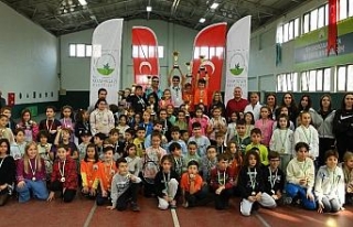 Bursa Osmangazi'de tenis tutkunları performanslarını...