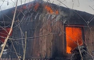 Düzce'de yangın: Ahşap ev kullanılamaz hale...