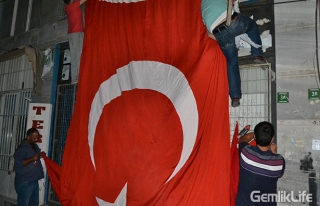 Gemlik HDP Binasına Bu Akşam da Bayrak Asıldı