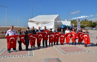 Kent Konseyi Türk Bayrağı Dağıttı