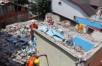 Kocaeli İzmit'te metruk binaya elle yıkım