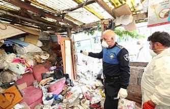 Gebze Zabıtası'ndan çöp ev tahliyesi
