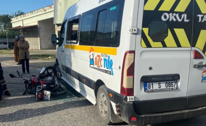 Düzce'de okul servisi ile motosiklet çarpıştı: 1 yaralı